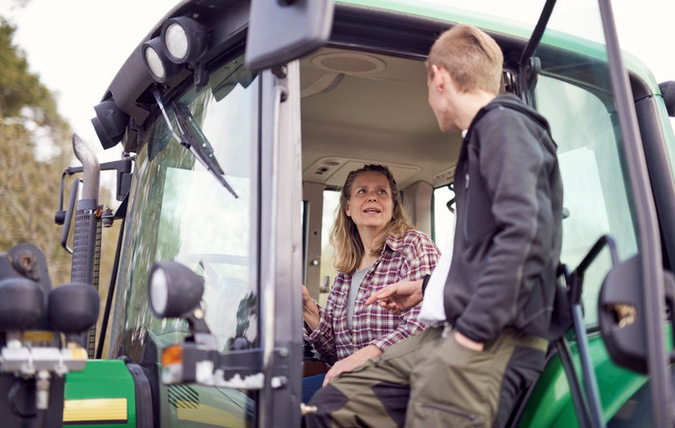 Bonde i traktor