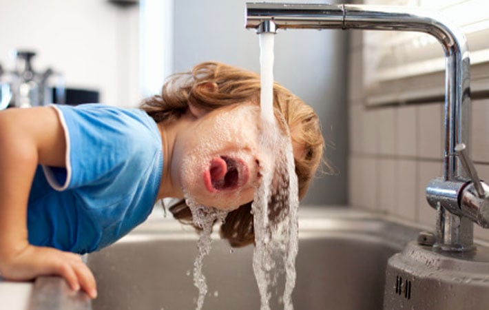 Pojke som dricker vatten