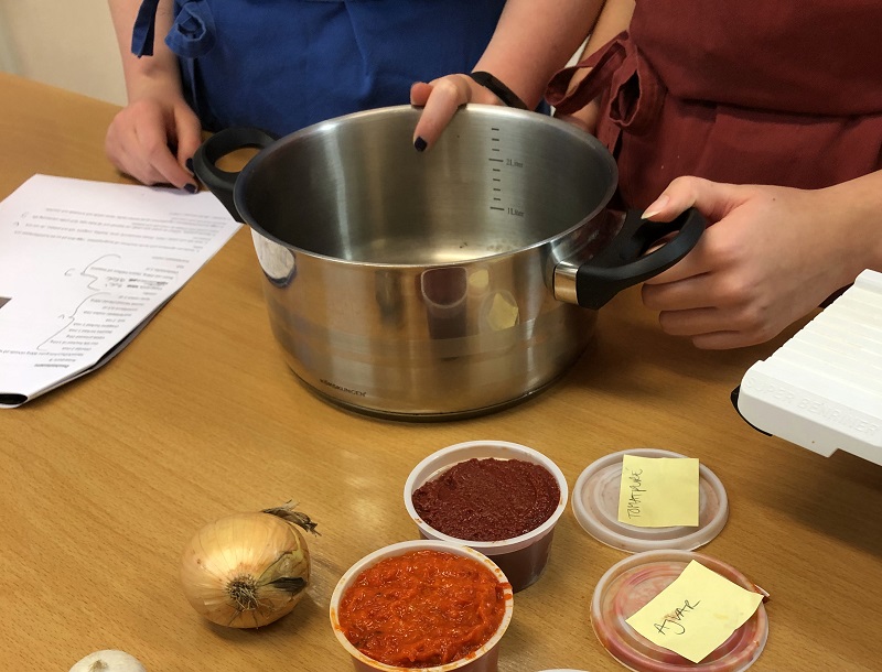 Elever som lagar mat.