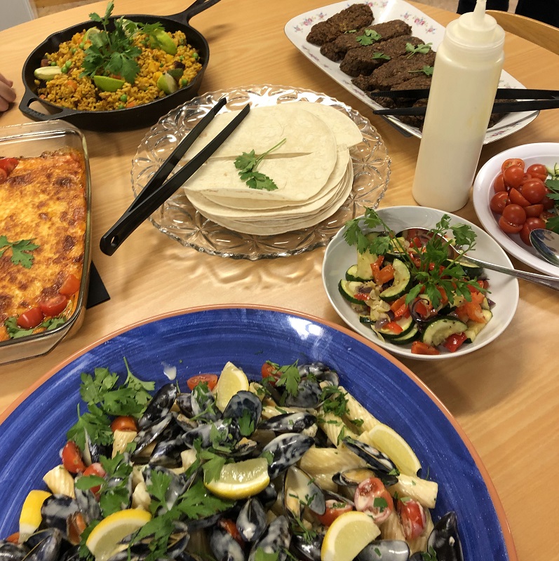 Olika maträtter som elever har tillagat.