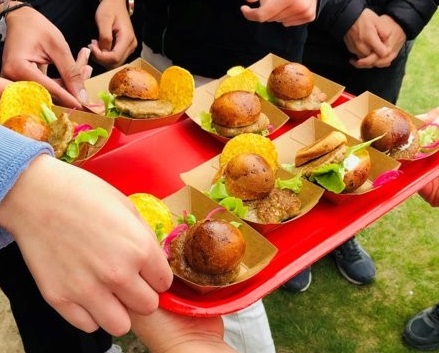 Minihamburgare på engångstallrikar.