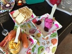 Bord med olika bredbara röror uppdukade.