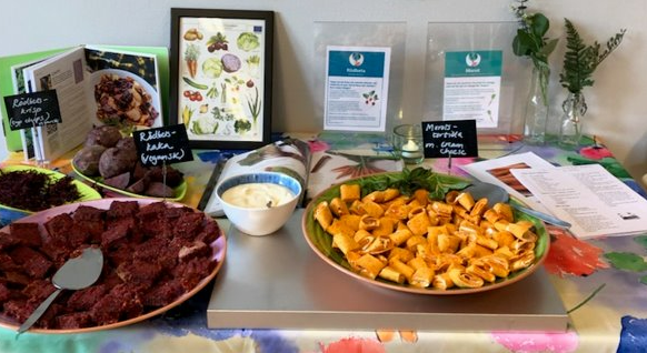 Bord med uppdukade smakprover av olika livsmedel.