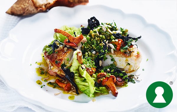 Ugnsstekt gårdskyckling med svamp, örter och långlagrad ost