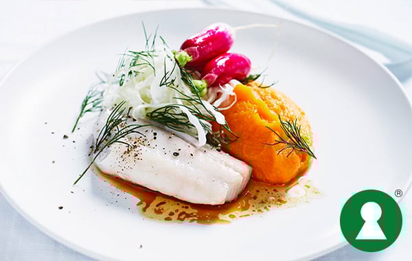 Ugnsbakad sej med rotfruktscrème och syrade grönsaker