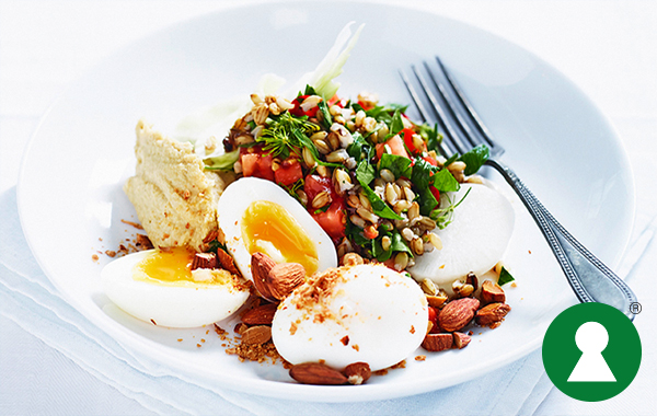 Lättkokta ägg med kikärtscrème & dilltabbouleh med havre och mandlar