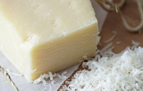 Liten bit hårdost och lite riven ost