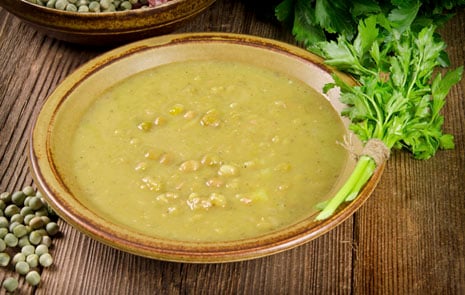 Ärtsoppa i skål av keramik