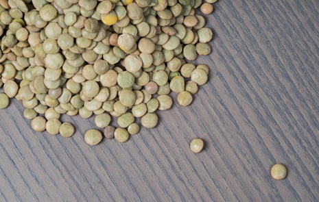 Gröna linser på grått underlag.