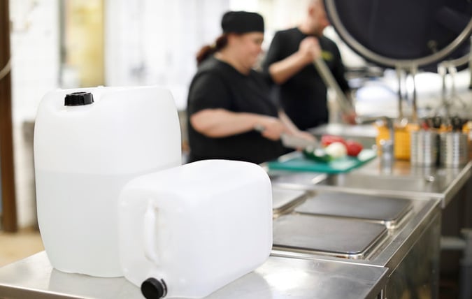 Fyllda vattendunkar används vid elavbrott eller avstängt vatten.