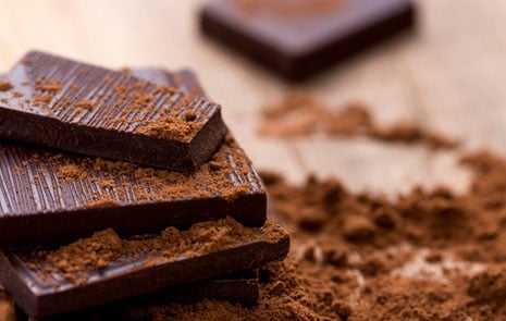 Bitar av mörk choklad.