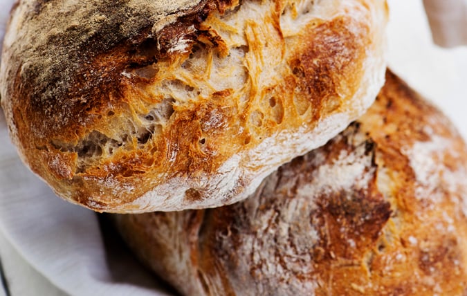 Två limpor surdegsbröd.