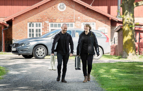 Två veterinärer går från sin bil