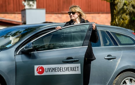 En veterinär stiger ur bilen