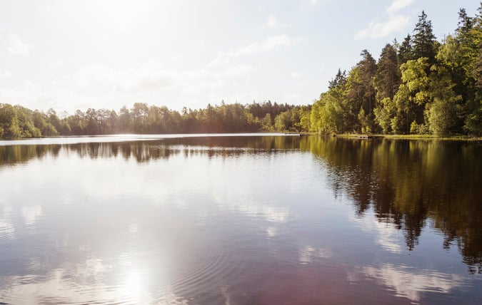 Sol som speglas i sjö