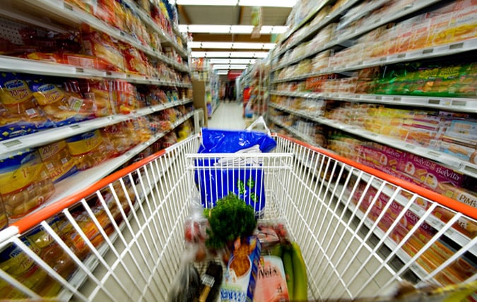 Kundvagn mellan två butikshyllor