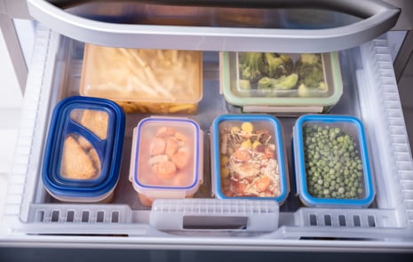 Matlådor med olika innehåll placerade i en frys